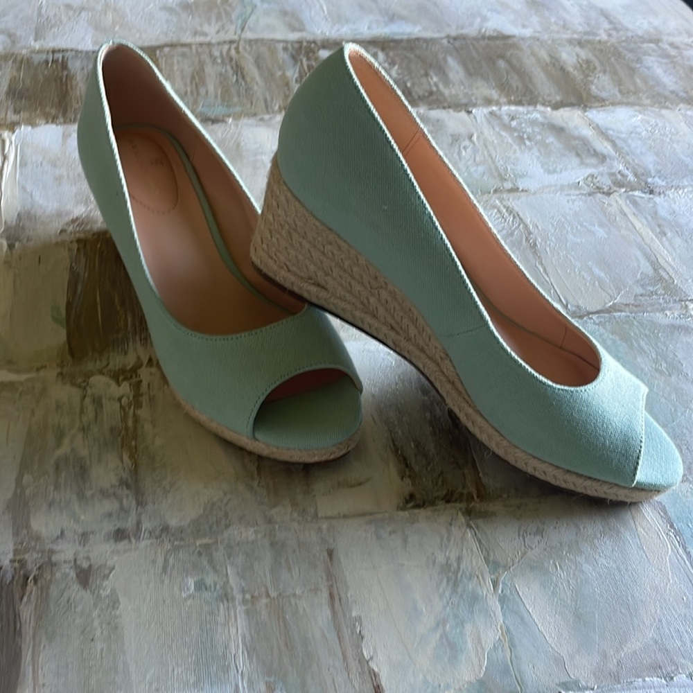 Almost NWOB Size 8 seafoam / mint green open toe Bandolino basketweave wedges
